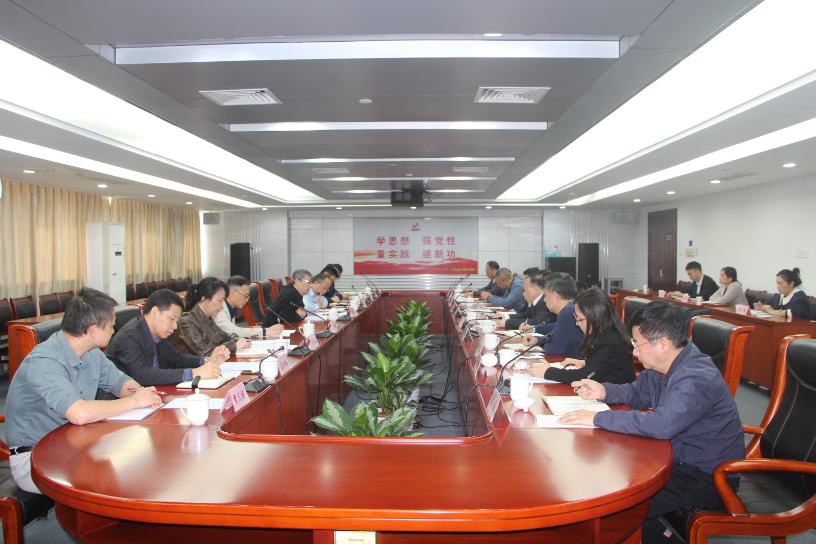 1.座谈会现场.jpg